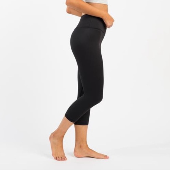 NWT ZYIA black Light n Tight Hi-Rise Crop 17” size (6-8) - Picture 1 of 5